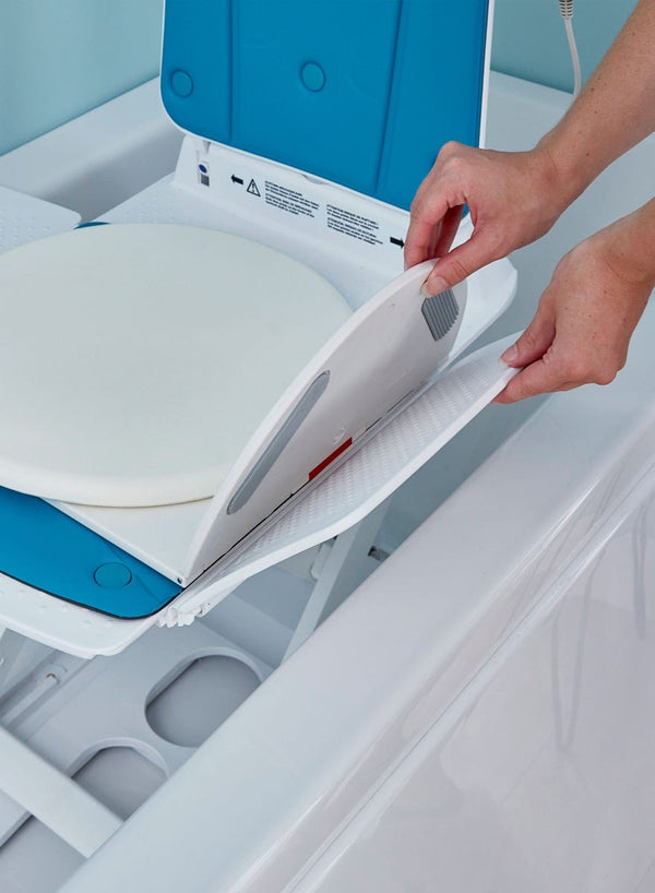 Heben Bath Lift with AquaShield Technology in use