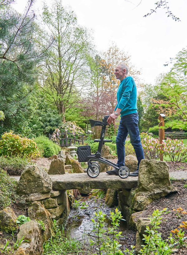 proLite Carbon X Fold Rollator in use