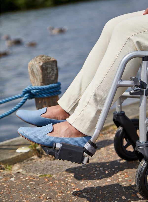 I-GO Airrex LT Self Propelled Wheelchair - 18" in use